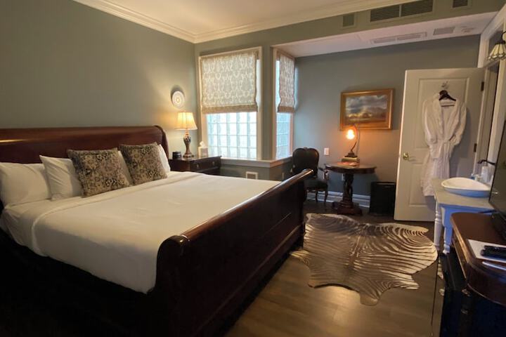 Room 70 of 81