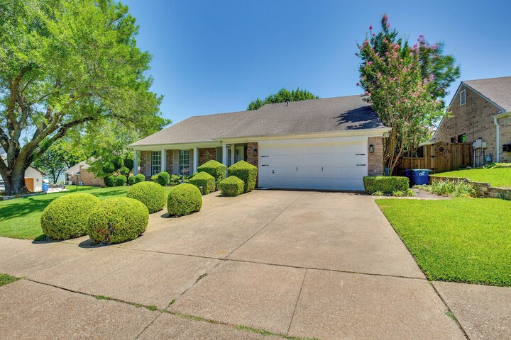 Walk to Lake! Rowlett Escape w / Fire Pit & Views