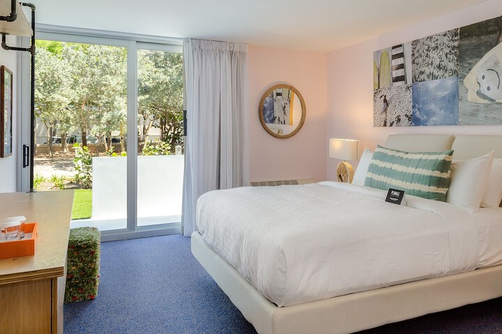 Room 10 of 77