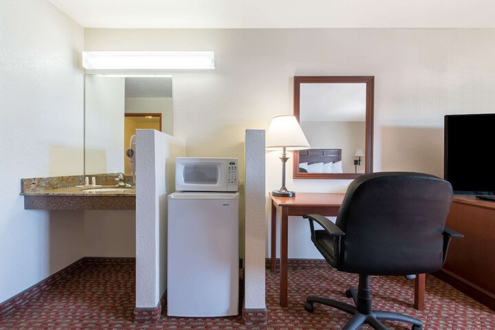 Room 6 of 15