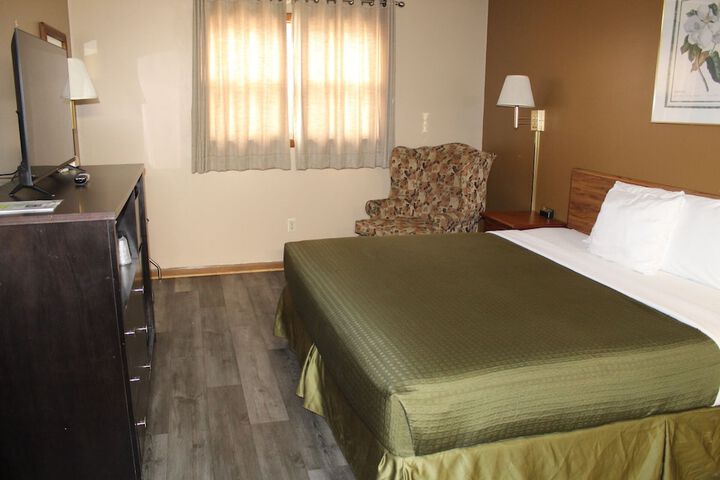 Colonial Inn Dyersville