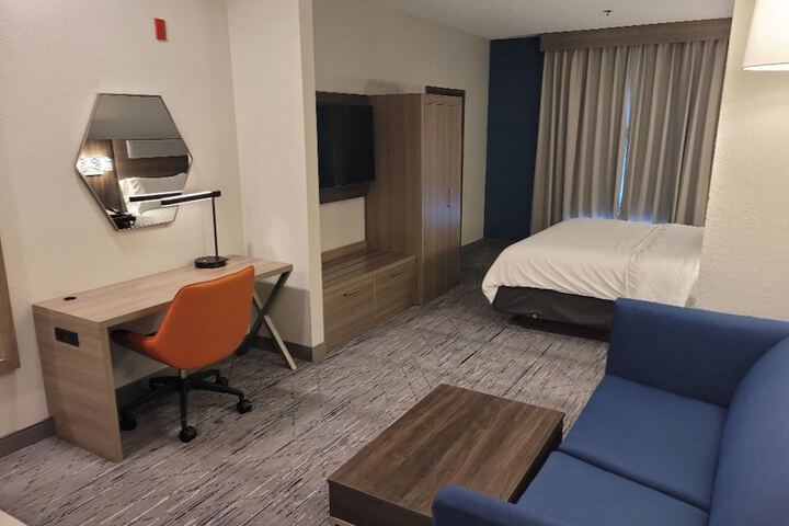 Holiday Inn Express & Suites Starkville by IHG