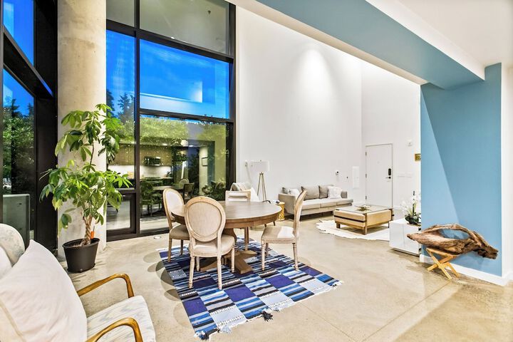Airy and Open Corner Loft - 92 Walkscore