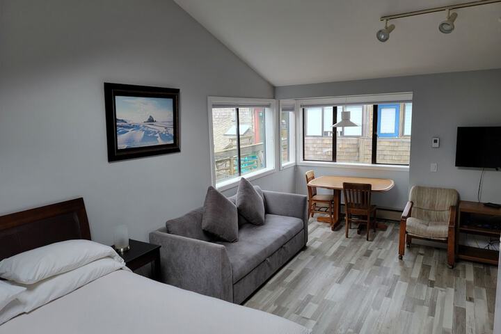 The Waves / The Argonauta Inn/The White Heron Lodge