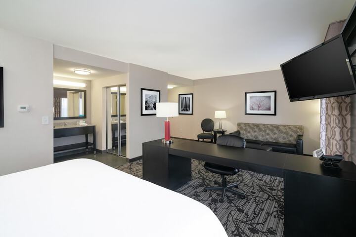 Hampton Inn & Suites Roanoke Airport