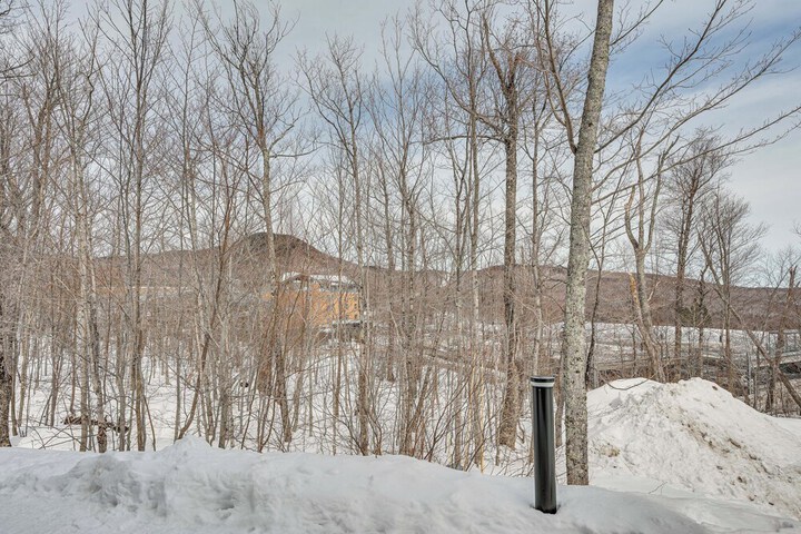 Ski-in Resort Family Condo w / Deck at Jay Peak!