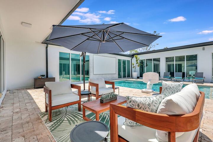 6BR Sleeps 15 Pool BBQ Firepit Games Stables More!