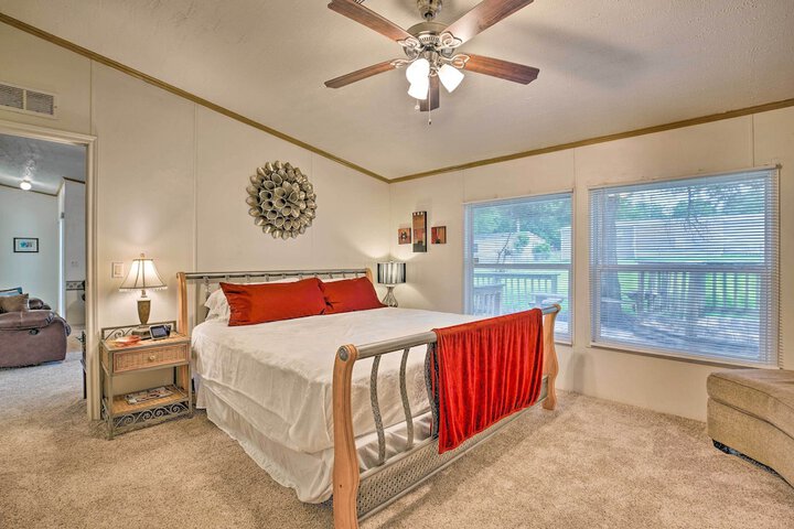 Cedar Creek Lake Access: Retreat w / Deck