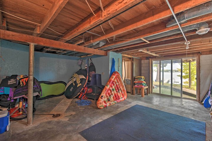 Spacious Lakehouse w / Deck Kayaks, & Dock!