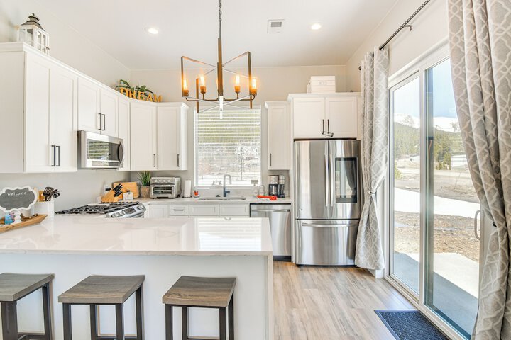 Romantic Mountain Retreat w / Scenic Views!