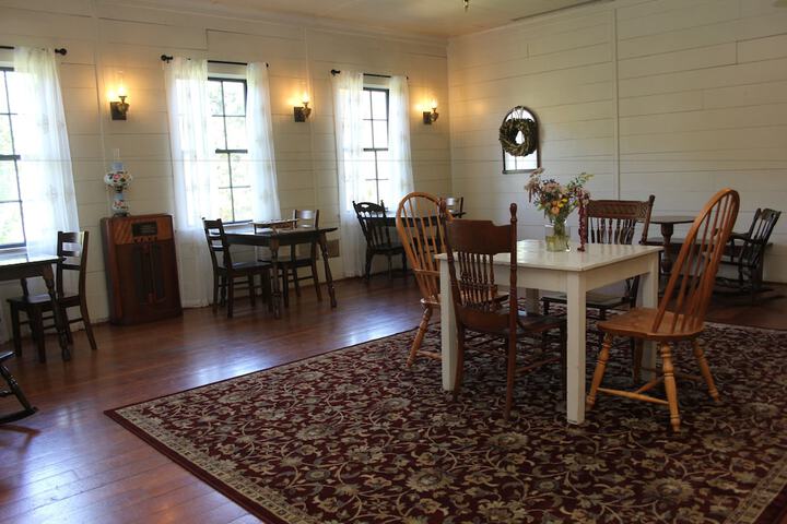 Wolf Creek Inn & Tavern