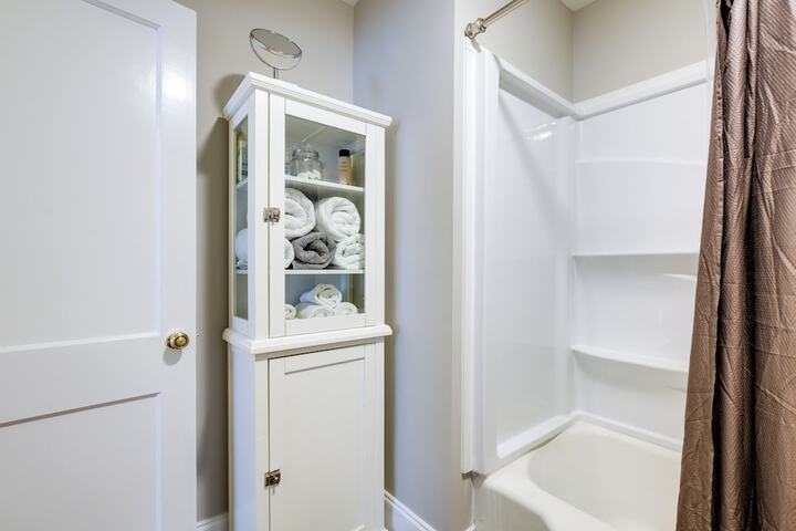 Pet-friendly Travelers Rest Home w / Covered Patio