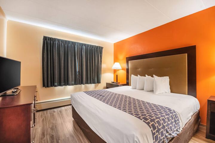 Econo Lodge Inn & Suites Windsor Locks Bradley Airport