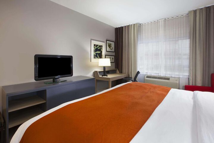 Country Inn & Suites by Radisson Big Rapids, MI