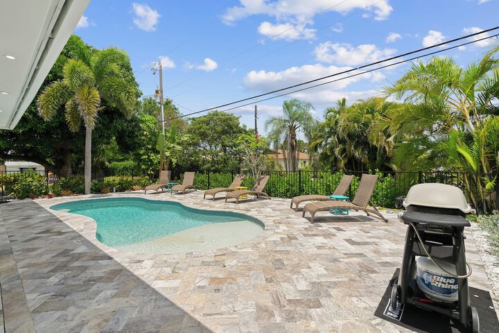Sardinia Vacation Rental: Delightful Coastal Home near Vanderbilt Beach. Relax in a Private Pool and Spacious 4-BR Retreat with Modern Amenities. Ideal for Families. Minutes from Mercato and Local Attractions