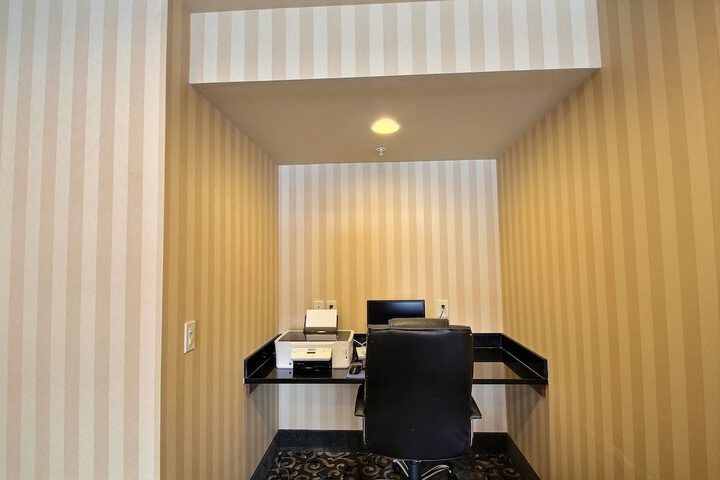 Business Center 53 of 55