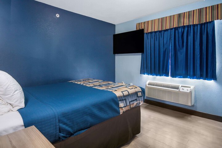 Room 16 of 28