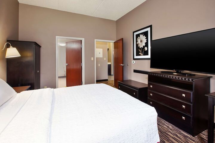 Hampton Inn & Suites Cleveland-Airport / Middleburg Heights