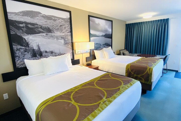 Super 8 by Wyndham 100 Mile House