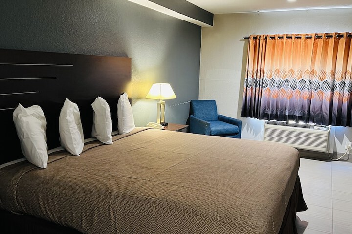 Room 7 of 8