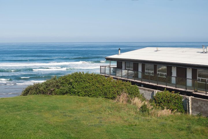 Starfish Manor Oceanfront Hotel