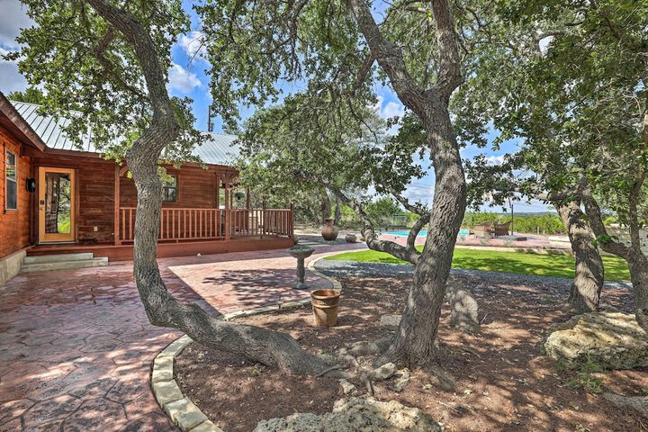 Dripping Springs Cabin w / Pool Hill Country Views