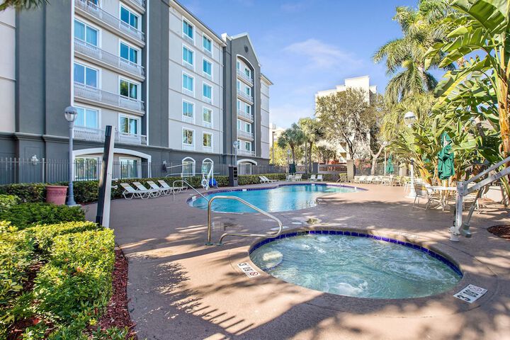 La Quinta Inn & Suites by Wyndham Ft. Lauderdale Airport