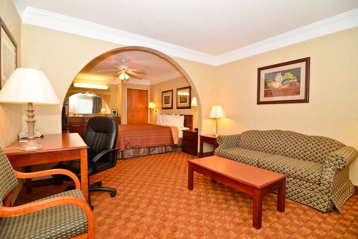 Peach State Inn & Suites