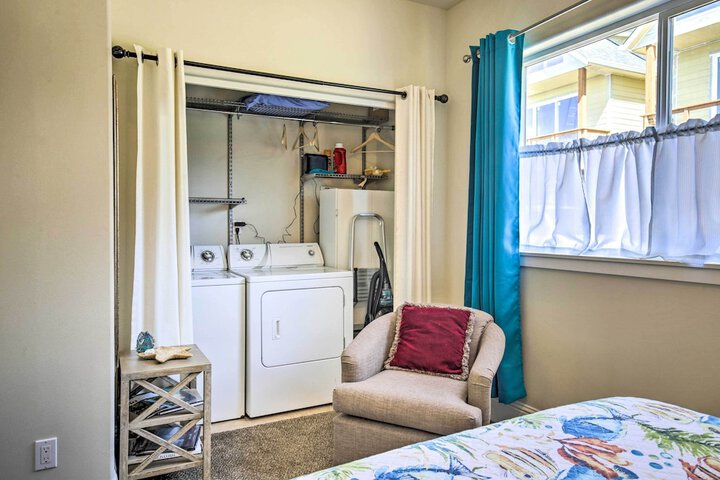 Oceanfront Cottage W / deck & Secluded Beach Access!
