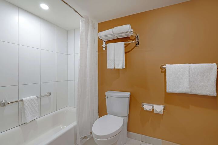 Best Western Plus Emerald Isle Hotel