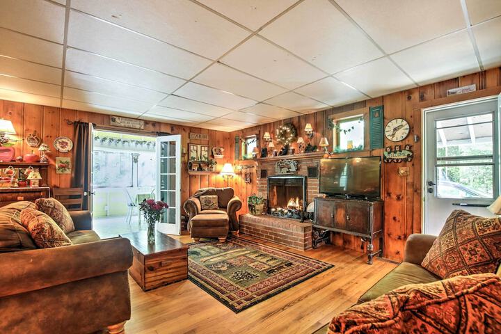 Pet-friendly Cabin w / Fire Pit BBQ & Great Deck!