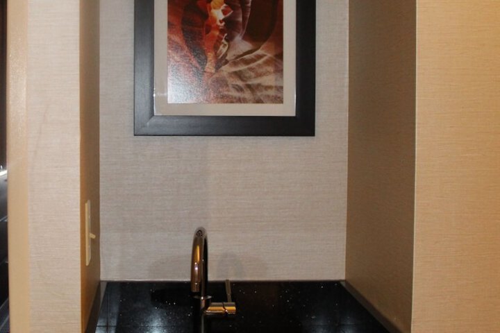 Lounge 80 of 90