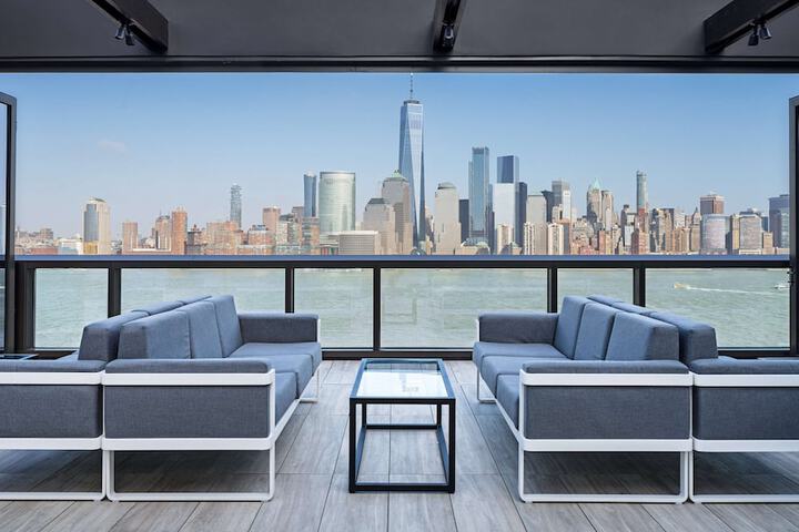 Lounge 46 of 60