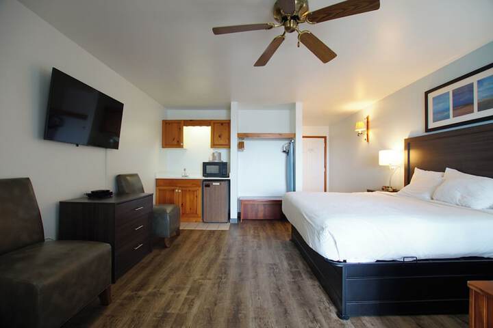 Snyders Shoreline Inn