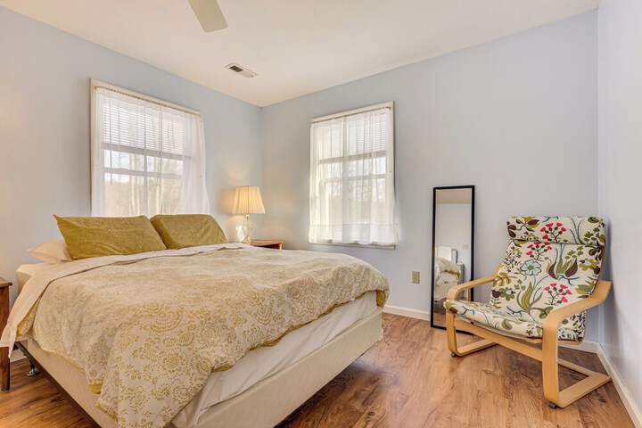 Family Home w / Game Room & Decks in Etlan!