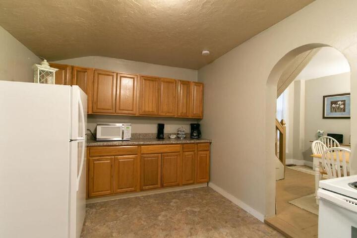 Downtown 2 Bedroom Cottage Sleeps 6, Walking Distance to Honeywell, Downtown Restaurants, Shopping