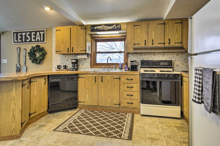 Phillips Cabin w / Lake Views & Private Dock!