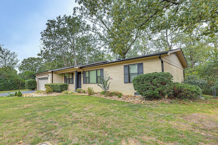 Sunroom & Yard: Charming Hot Springs Home!