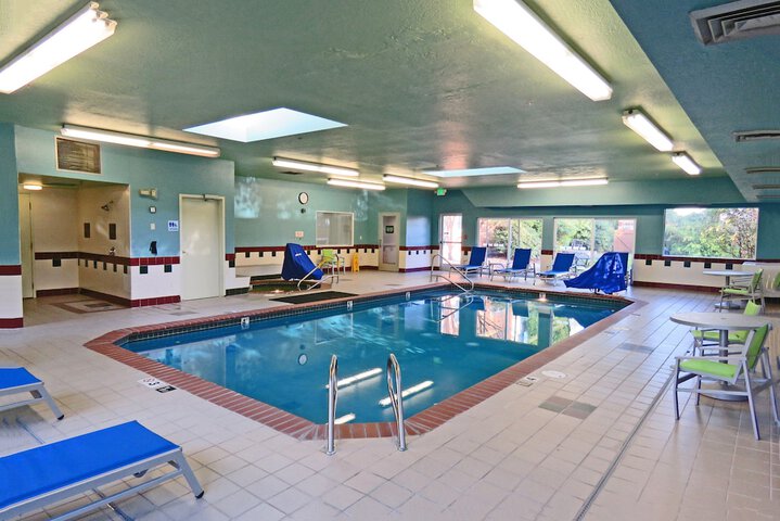 Holiday Inn Express & Suites Burlington by IHG