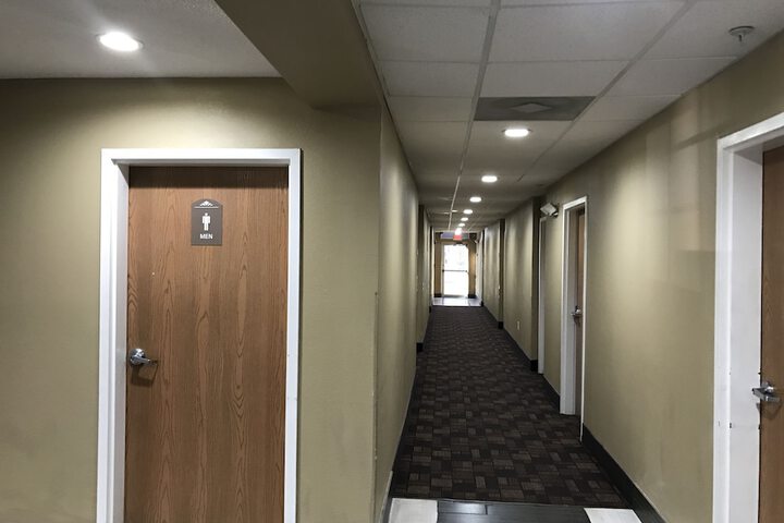 Ballroom/Hall 31 of 34
