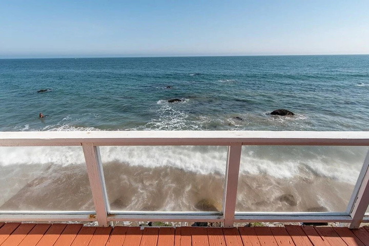 Oceanfront Malibu Beach House 1 bdr 4 Sleeps