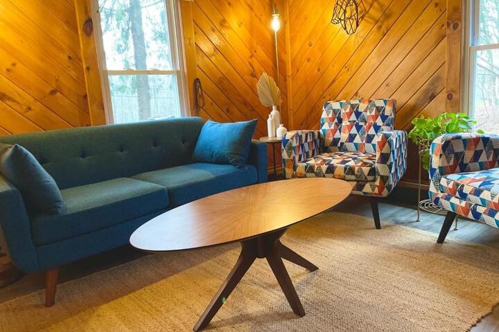 Cozy Cottage with Jacuzzi Sauna, Fire Pit and Reading Nook!
