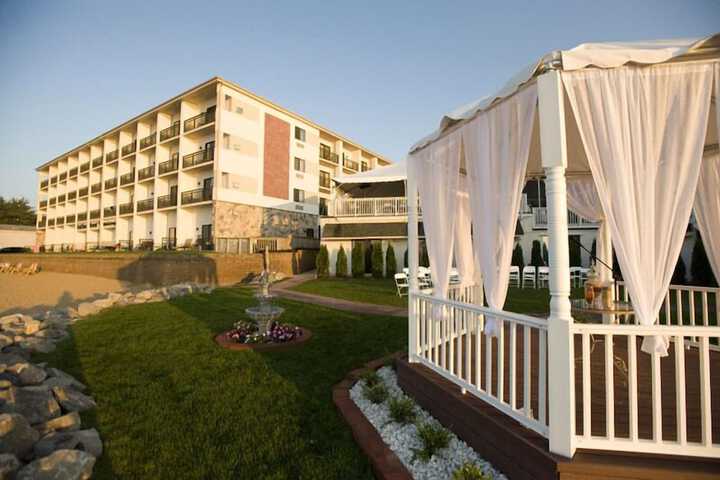 Hotel Exterior 50 of 53