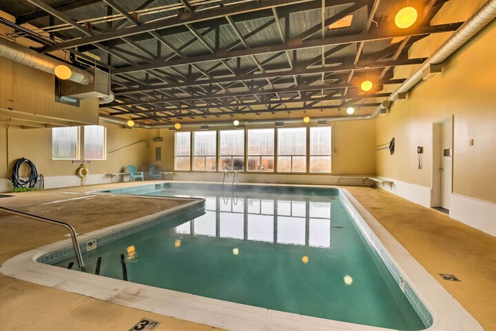 Lincoln Beach Condo w / Balcony + Ocean Views!