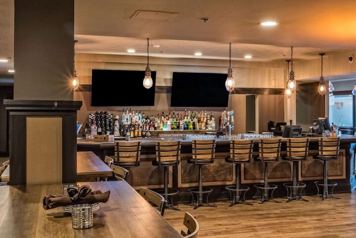 Lounge 67 of 77