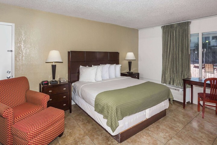 Room 32 of 51