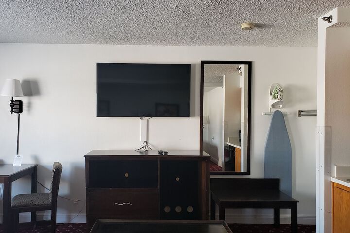 Days Inn by Wyndham Lake Village