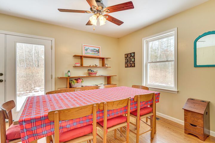Family Home w / Game Room & Decks in Etlan!