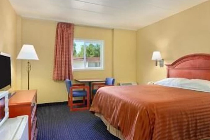 Travelodge by Wyndham Lima OH