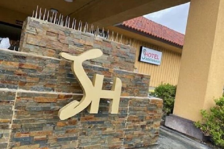 Hotel Exterior 18 of 19